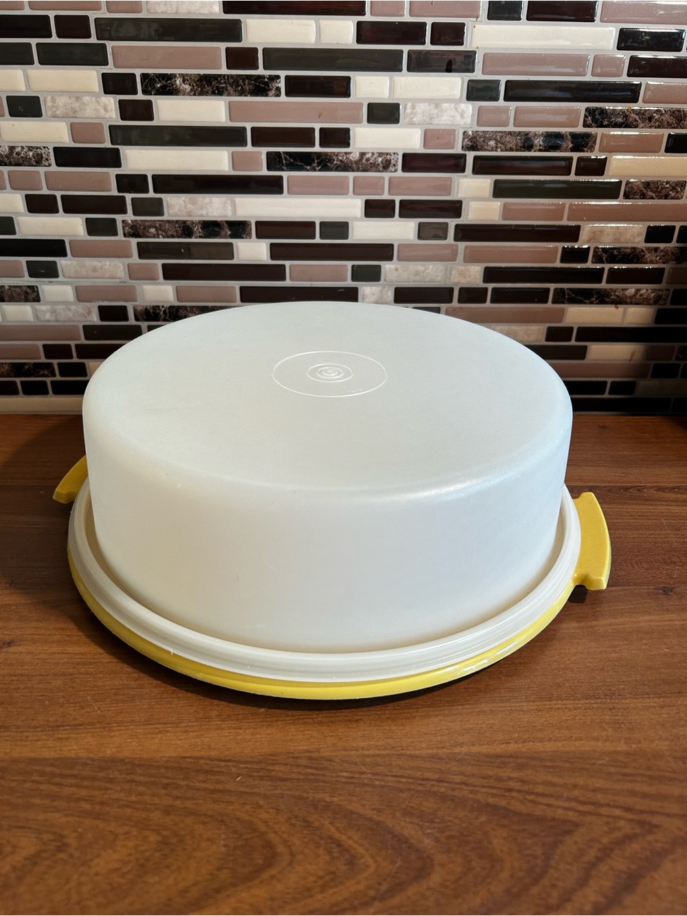 Vintage Tupperware White and Yellow Pie Cake Keeper Carrier with Locking Lid